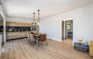 2 Bedroom Nice Apartment In Dramalj