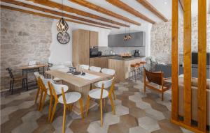 4 Bedroom Cozy Home In Dracevac 