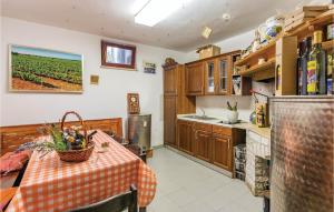 2 Bedroom Stunning Apartment In Vodnjan 