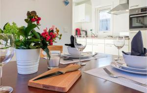 Amazing Home In Giethoorn With Wifi