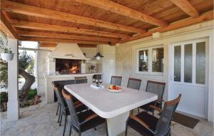 Three-Bedroom Holiday Home In Pucisca
