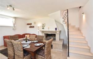 Three-Bedroom Holiday Home In Pucisca