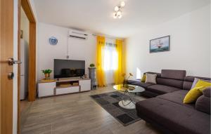 Cozy Home In Rovanjska With Wifi 