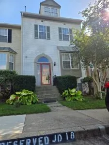 Spacious Quiet 3 Bedrooms Townhome Free Parking and Pets Friendly, Sleeps-9 - Gaithersburg
