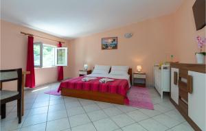 Six-Bedroom Holiday Home In Klek