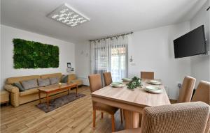 Lovely Home In Biskupec Zelinski 