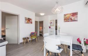 2 Bedroom Pet Friendly Apartment In Lovran 