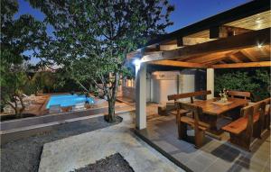 Four-Bedroom Holiday Home In Kastel Gomilica