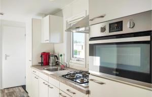 Awesome Home In Giethoorn With Kitchen