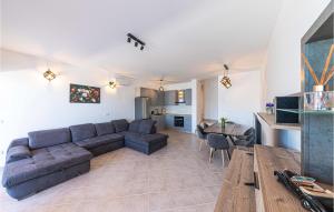 3 Bedroom Cozy Apartment In Marina 