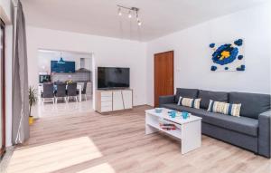 6 Bedroom Awesome Home In Omis 