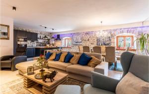 Stunning Home In Solin With Wifi