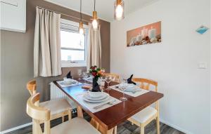 Awesome Home In Giethoorn With Kitchen