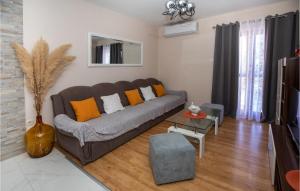 Six-Bedroom Holiday Home In Klek