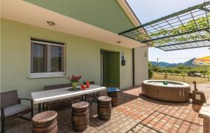 Two-Bedroom Holiday Home In Stasevica