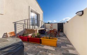 Appartements Beautiful Apartment In Eyragues : photos des chambres