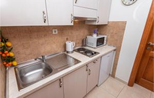 1 Bedroom Lovely Apartment In Podstrana