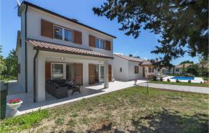 6 Bedroom Cozy Home In Labin 