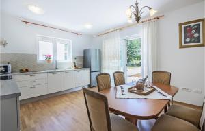 6 Bedroom Cozy Home In Labin