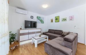 6 Bedroom Cozy Home In Labin