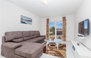 Stunning Home In Linardici With Wifi 