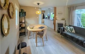 Lovely Home In Tzummarum With Wifi