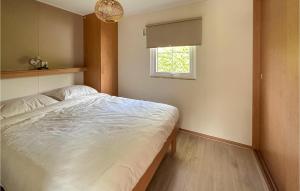 Lovely Home In Tzummarum With Wifi