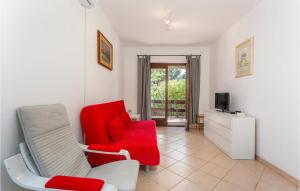 2 Bedroom Lovely Apartment In Pinezici