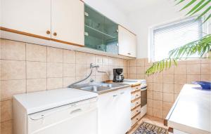 3 Bedroom Awesome Apartment In Senj