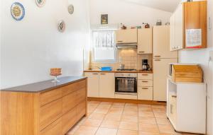 Maisons de vacances Beautiful Home In La Faute Sur Mer : photos des chambres