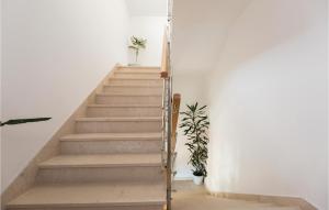 1 Bedroom Nice Apartment In Makarska 