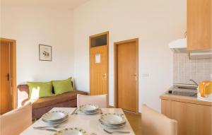 1 Bedroom Nice Apartment In Makarska 
