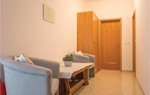 1 Bedroom Stunning Apartment In Makarska 