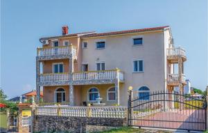 4 Bedroom Lovely Apartment In Pula