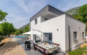 Awesome Home In Drivenik With Jacuzzi 