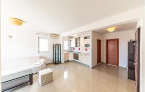 Stunning Apartment In Makarska