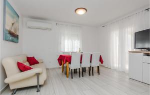 5 Bedroom Awesome Home In Privlaka