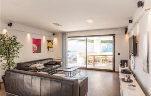Three-Bedroom Holiday Home  room in Three-Bedroom Holiday home Sant Pere Pescador with an Outdoor Swimming Pool 04