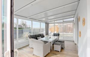 Maisons de vacances Gorgeous Home In Creances-Plage : photos des chambres