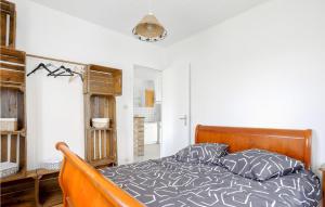 Maisons de vacances Gorgeous Home In Creances-Plage : photos des chambres
