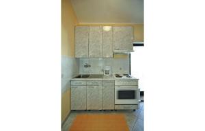 3 Bedroom Gorgeous Apartment In Porec