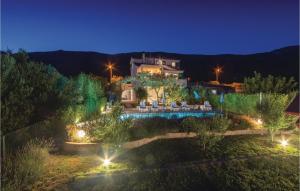 Four-Bedroom Apartment Kastel Luksic With Sea View 06