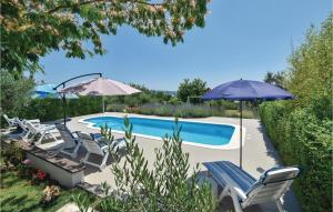 Four-Bedroom Apartment Kastel Luksic With Sea View 06