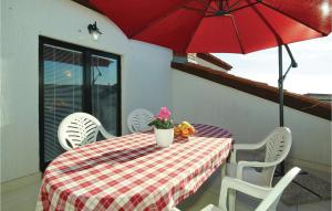 3 Bedroom Gorgeous Apartment In Porec 