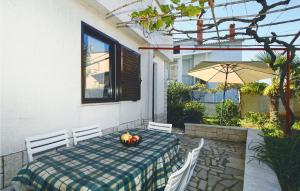 2 Bedroom Gorgeous Apartment In Porec 
