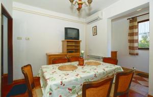 2 Bedroom Gorgeous Apartment In Porec 