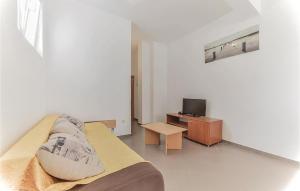 1 Bedroom Amazing Apartment In Biograd 