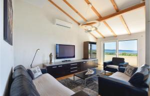 Four-Bedroom Apartment Kastel Luksic With Sea View 06