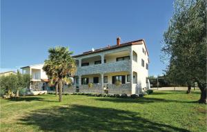 3 Bedroom Gorgeous Apartment In Porec 