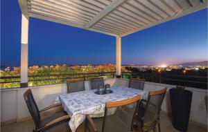 Four-Bedroom Apartment Kastel Luksic With Sea View 06